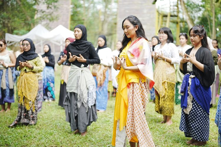 yoga, Yoga Beksan, Mengenal Yoga Beksan, Olah Raga dan Rasa dengan Tarian Jawa, Berakar dari tradisi tari Jawa, Kestabilan tubuh menjadi bagian penting dalam praktik ini., Olah raga sekaligus olah rasa, Tidak mengejar performa, tetapi keselarasan