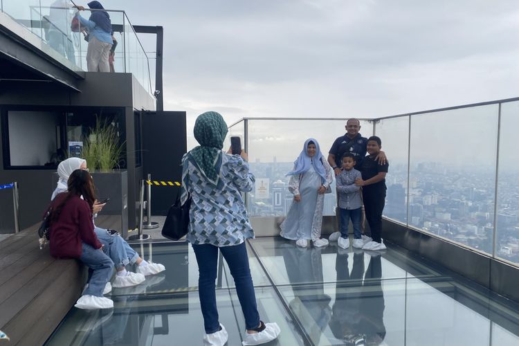 Autograph Tower, Thamrin Nine, Jakarta, Autograph Tower Jakarta, autograph tower, thamrin nine, autograph tower jakarta, gedung tertinggi di Indonesia, autograph tower berapa lantai, autograph tower kolam renang, autograph tower isinya apa saja, Intip 8 Fasilitas di Autograph Tower Jakarta, Ada Kolam Renang Tertinggi di Dunia, 1. Lift LED, 2. Ruang imersif (immersive room), 3. Lantai kaca (glass floor), 4. Kolam renang (pool bar), 5. UP Side , 6. UP Swing, 7. Jembatan kaca (skybridge), 8. UP High