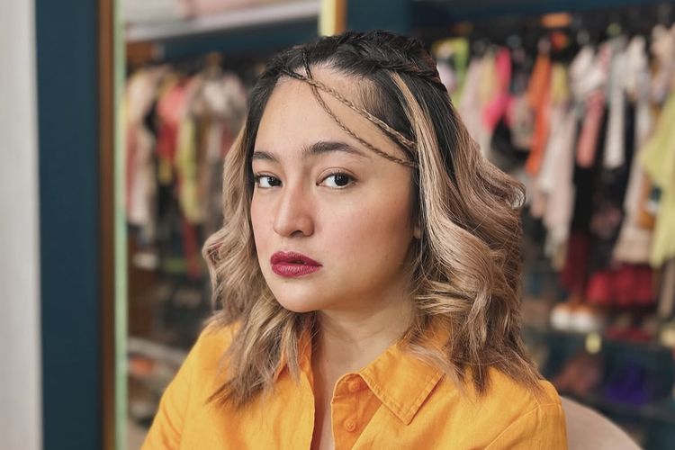 Marshanda, warna rambut Marshanda, Warna rambut Marshanda, gaya rambut marshanda, warna rambut marshanda, warna rambut yang berani, Intip 6 Warna Rambut Marshanda, Terbaru Tampil dengan Rambut Pink, 1. Hijau tosca, 2. Pink pastel, 3. Balayage blonde , 4. Merah terang, 5. Dark violet, 6. Ombre ungu dan blonde