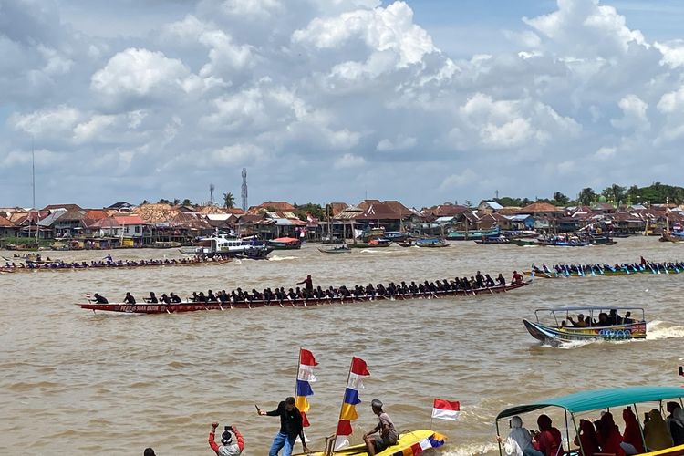 tradisi, palembang, Perahu Bidar, bidara, Sumatera Selatan, festival perahu bidar palembang, festival perahu bidar tradisional, perahu bidar palembang, Menjaga Perahu Bidar Palembang, Tantangan agar Tradisi Tak Usang, Bidar dan Kebanggaan Warga Kota Palembang, Event Setahun Sekali, Bidar Kembali ke Pangkalan, Anak Dayung Ada, tapi Perahu Bidar Hancur, Kecewa, Hadiah Tak Sepadan Perjuangan, Lomba Bidar, Kenapa Tak Se-terkenal Pacu Jalur?, Perahu Kehormatan Sultan, Kini Bidar Jadi Perlombaan, Janji Wali Kota untuk Pelestarian Perahu Bidar