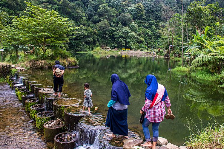 1. Jembatan Kaca Waduk Gajah Mungkur, 2. Telaga Claket, 3. Candi Muncar, 4. Bukit Dewa-Dewi, 5. Soko Langit, 6. Goa Resi, 7. Air Terjun Girimanik, 8. Bukit Cumbri, 9. Istana Parnaraya, 10. Pantai Nampu, 11. Pantai Klotok
