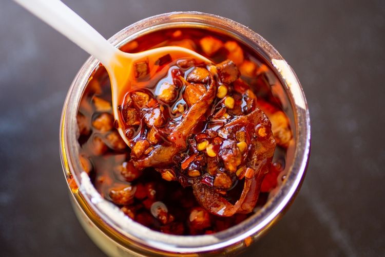 chili oil resep, tips membuat chili oil, chili oil, Rahasia Bikin Chili Oil Enak dan Pedas Bikin Nagih, Tambah 4 Bahan Ini, Minyak netral, Rempah-rempah (ini rahasianya), Rebus rempah dengan minyak, Saring rempah, Tuang minyak panas ke cabai, Tambahkan garam, Dinginkan dan simpan
