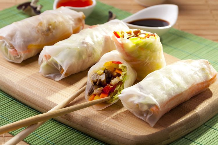 Lumpia, warisan budaya UNESCO, lumpia basah, sejarah lumpia semarang, lumpia goreng, lumpia khas semarang, asal usul lumpia semarang, Lumpia Semarang, Warisan Budaya UNESCO dan Ikon Kuliner Jawa Tengah, Asal-usul dan Filosofi di Balik Nama Lumpia, Sejarah Lumpia Semarang dari Kisah Cinta Lintas Budaya, Dinasti Lumpia Gang Lombok dan Resep Autentik yang Terjaga, Variasi Lumpia Basah dan Goreng yang Jadi Favorit Wisatawan, Lumpia sebagai Simbol Harmoni Sosial dan Budaya