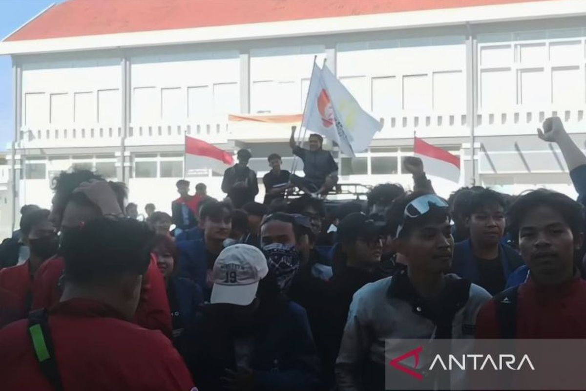 mahasiswa, Jawa Timur, Aksi Damai, Polrestabes Surabaya, Grahadi, Ratusan Mahasiswa Padati Polrestabes Surabaya, Tuntut Rekan Mereka Dibebaskan