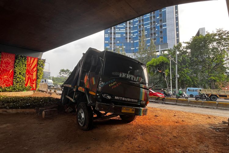 truk, rem blong, Truk Rem Blong di Slipi Petamburan, Sopir Banting Setir Hindari Tabrakan