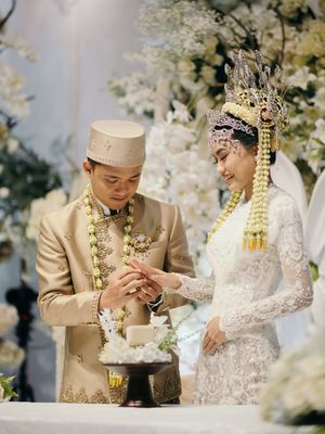 Alya Rohali, pernikahan anak alya rohali, namira adjani, 6 Gaya Pernikahan Namira Adjani Putri Alya Rohali, Anggun dalam Balutan Adat Betawi, 1. Kebaya putih rancangan Didiet Maulana, 2. Siger Betawi berhias bunga melati segar, 3. Tata rambut tradisional oleh Woko S, 4. Makeup natural karya Marlene Hariman, 5. Alas kaki selaras dengan kain dan aksesori, 6. Prosesi adat meriah bersama sanggar Nusantara