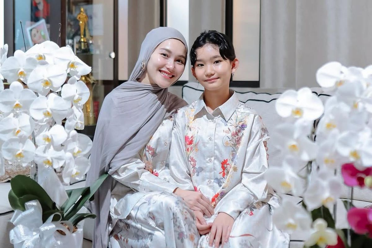 Ayu Ting Ting, Gaya Ayu Ting Ting, baju ayu ting ting, ayu ting ting idul adha, ayu ting ting idul adha 2025, fashion ayu ting ting, gaya ayu ting ting, bayu ayu ting ting idul adha, Gaya Ayu Ting Ting Saat Idul Adha 2025, Pakai Blouse dengan Motif Bunga