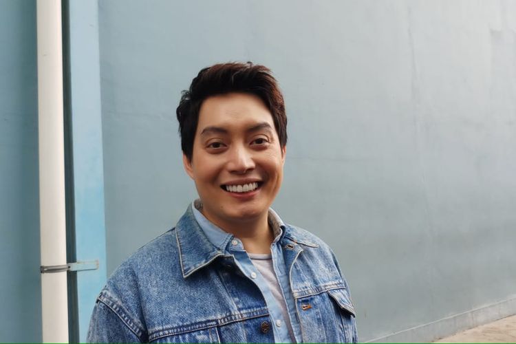 Edric Tjandra, Perawatan rambut pria, Tips Merawat Rambut Pria, pelawak edric tjandra, cara merawat rambut ala edric tjandra, tips rambut pria, rambut edric tjandra, outfit edric tjandra, Rambut Edric Tjandra Menang Penghargaan, Ini Rahasia Perawatannya