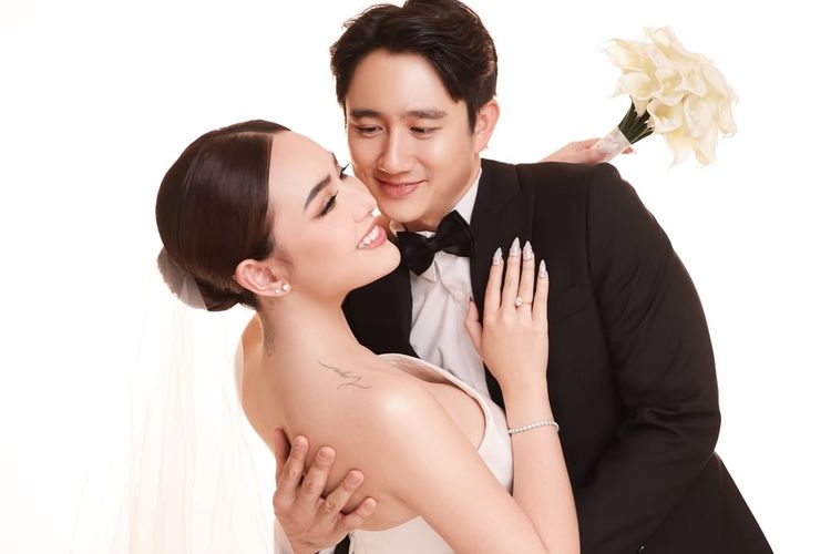 prewedding, Kenny Austin, Amanda Manopo, amanda manopo prewedding, amanda manopo menikah dengan arya saloka, kenny austin dan amanda manopo, amanda manopo dan kenny austin pacaran, 8 Gaya Prewedding Amanda Manopo dan Kenny Austin, Romantis dan Elegan, 1. Elegan dengan hewan peliharaan, 2. Gaun mini berstruktur bunga, 3. Sentuhan hitam-putih yang klasik, 4. Makeup, 5. Look minimalis tapi berkelas, 6. Bouquet, 7. Tatanan rambut sleek bun, 8. Kilau perhiasan berkelas