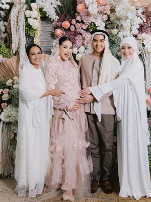 Al Ghazali, Alyssa Daguise, 7 Style Alyssa Daguise saat Tasyakuran 4 Bulan Kehamilan, Anggun Bernuansa Pastel, 1. Busana pastel dengan siluet mengalir, 2. Detail renda yang mempermanis tampilan, 3. Veil tipis yang memberi kesan syahdu, 4. Riasan natural dengan hasil akhir glowing, 5. Rambut ditata simpel dan rapi, 6. Aksesori minimalis yang elegan, 7. Tampil serasi bersama Al Ghazali