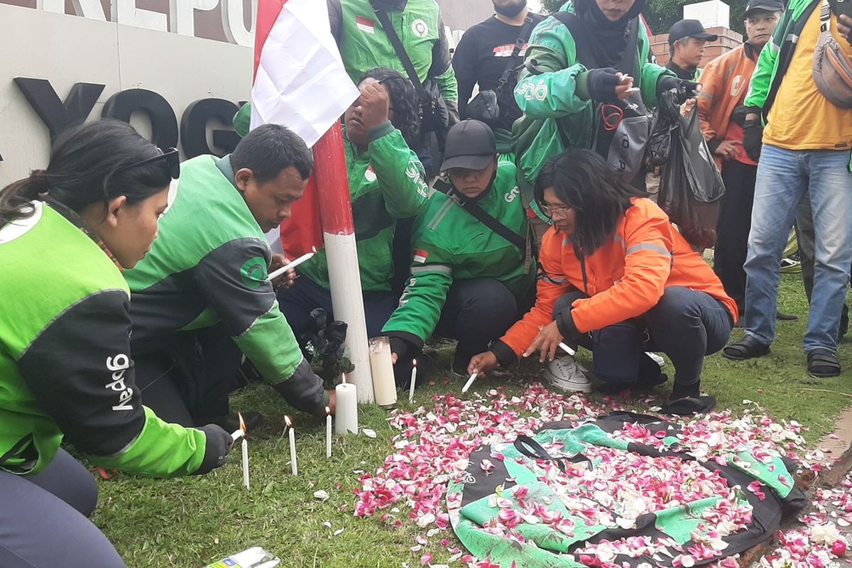 ojek online, Polda DIY, driver ojol, aksi driver ojol, affan kurniawan, Aksi Solidaritas Driver Ojol di Jogja: Pita Hitam, Tabur Bunga, dan Doa Bersama untuk Affan Kurniawan