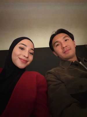 6 Gaya Berhijab Nikita Willy Saat Liburan ke Jepang, Anggun dan Stylish, 1. Blazer merah jadi statement utama, 2. Hijab simpel yang menyatu dengan outfit, 3. Siluet monokrom di bagian bawah memberi efek jenjang, 4. Makeup natural dan aksesori minim tetap jadi andalan, 5. Sepatu pointed heels memberi kesan dewasa, 6. Kacamata hitam menambah sentuhan modern