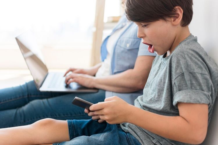 bonding time, dampak anak main gadget, anak main gadget, efek anak main gadget, membatasi anak main gadget, usia anak main gadget, usia berapa anak main gadget, Bolehkah Anak Main Gadget Saat Bonding Time? Ini Kata Psikolog