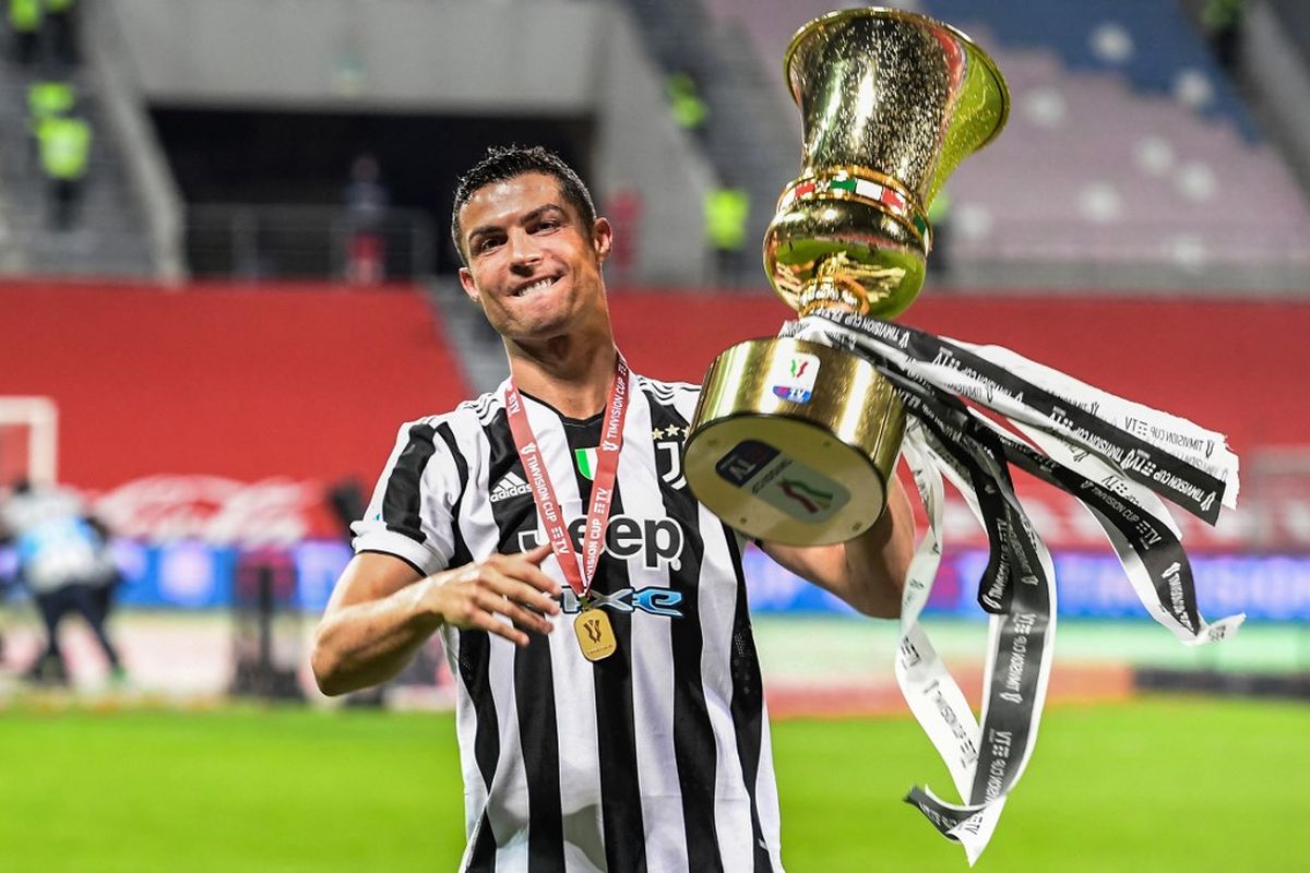 10 Pesepak Bola dengan Piala Terbanyak di Dunia, Cristiano Ronaldo Peringkat Sembilan, 10. Andres Iniesta, 9. Cristiano Ronaldo, 8. Gerard Pique, 7. David Alaba, 6. Sergio Busquets, 4. Marquinhos, 4. Hossam Ashour, 3. Hossam Hassan, 2. Dani Alves, 1. Lionel Messi