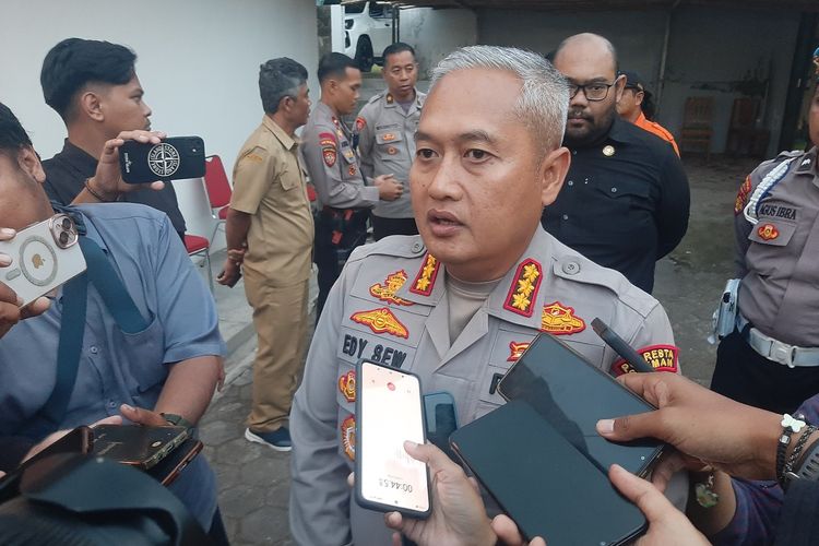 Kapolres Sleman Dinonaktifkan Buntut Kasus Hogi Minaya, Bagaimana Awal Masalahnya?, Bagaimana kasus ini bermula?, Mengapa Hogi ditetapkan sebagai tersangka?, Bagaimana tanggapan Komisi III DPR RI terkait kasus ini?, Apa respons Kapolres Sleman terhadap kasus ini?, Bagaimana nasib Hogi dan Kapolres Sleman setelahnya?