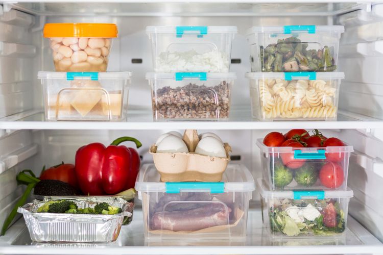 Cara Menyimpan Bahan Makanan di Rumah Supaya Awet Saat Ditinggal Mudik, 1. Cek tanggal kadaluwarsa, 2. Kosongkan kulkas dari bahan makanan segar, 3. Manfaatkan freezer untuk protein hewani, 4. Simpan bumbu dapur di wadah kering, 5. Gunakan wadah kedap udara untuk bahan kering, 6. Bersihkan kulkas sebelum berangkat
