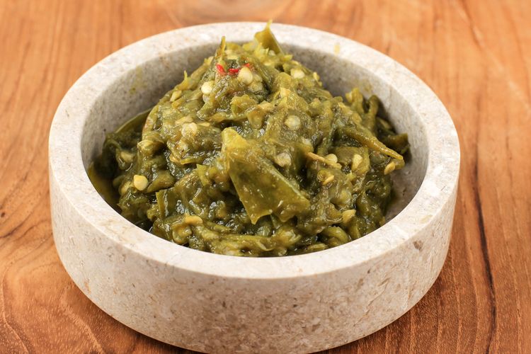 cara membuat sambal ijo padang, cara membuat sambal ijo padang asli, cara membuat sambal ijo padang yang enak, sambal tradisional tahan lama, Cara Bikin Sambal Ijo agar Tidak Pahit ataupun Mudah Basi, Tambah 2 Bahan, Tambahkan Daun Jeruk untuk Kurangi Rasa Pahit, Gunakan Perasan Jeruk Limau, Masak dengan Api Sedang, Kukus Bahan Sebelum Diulet, Simpan dengan Benar agar Tidak Cepat Basi