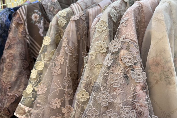 baju Lebaran, Ini Waktu Favorit Orang Indonesia Belanja Baju Lebaran, Belanja sejak sebelum puasa, hindari ribet, Ramai jelang puasa hingga pertengahan Ramadan, Kondisi pasar memengaruhi tren belanja, Harga naik mendekati Lebaran, Banyak yang belanja lebih awal