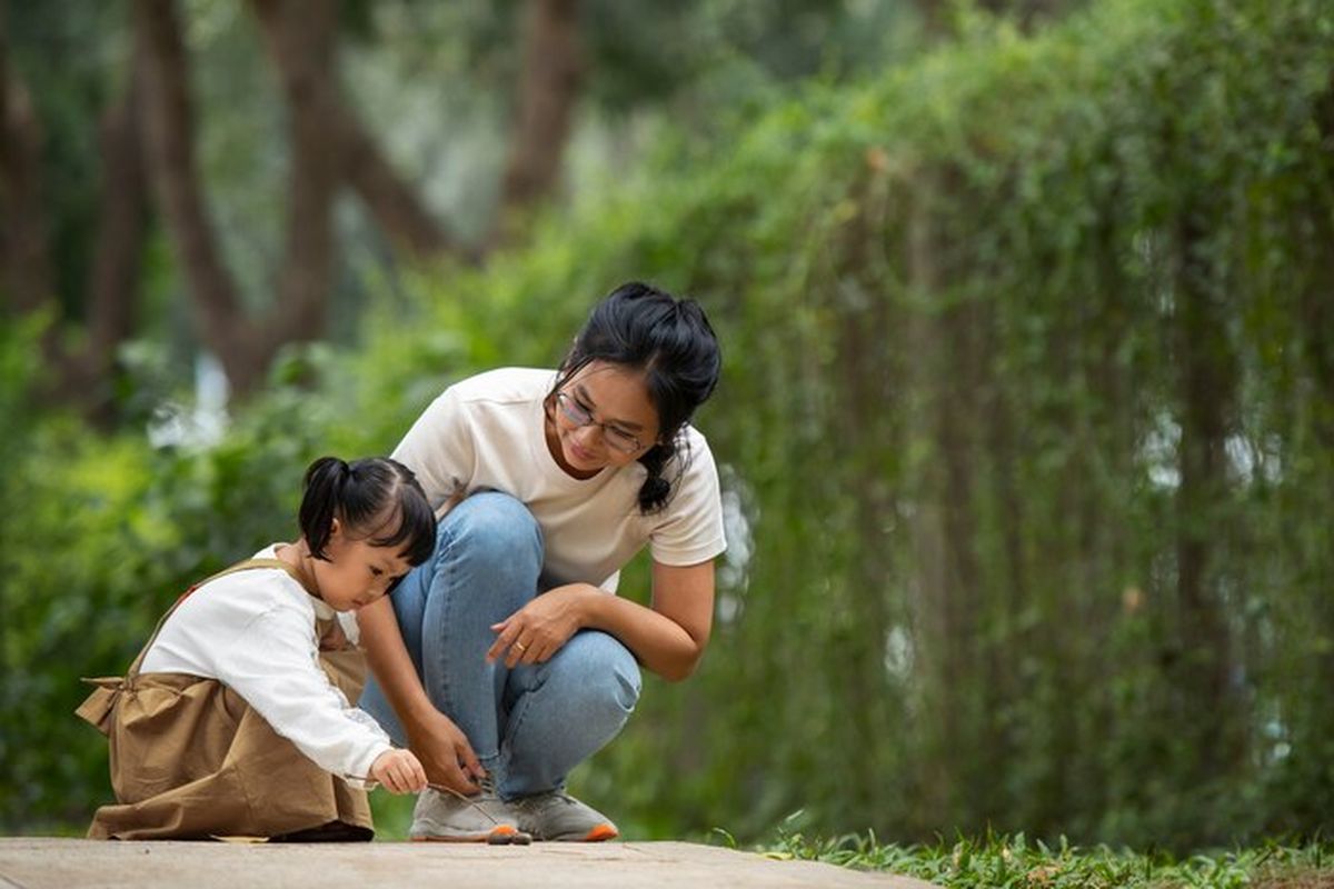 consent, Bukan Sekadar Izin, Ini Pentingnya Consent untuk Anak Sejak Kecil, Apa itu consent dan kenapa sering disalahpahami, Pentingnya mengajarkan consent sejak anak masih kecil, Cara sederhana mengenalkan consent di rumah, Ajarkan konsep “ya yang jelas”, Peran orangtua sebagai contoh utama, Consent bukan teori, tapi kebiasaan