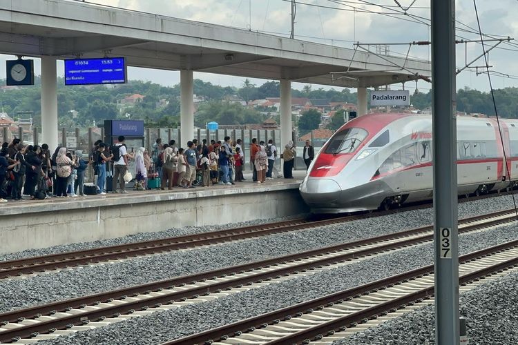Kereta Cepat, Whoosh, Kereta Whoosh Terlambat akibat Penumpang Tahan Pintu, KCIC Beri Teguran