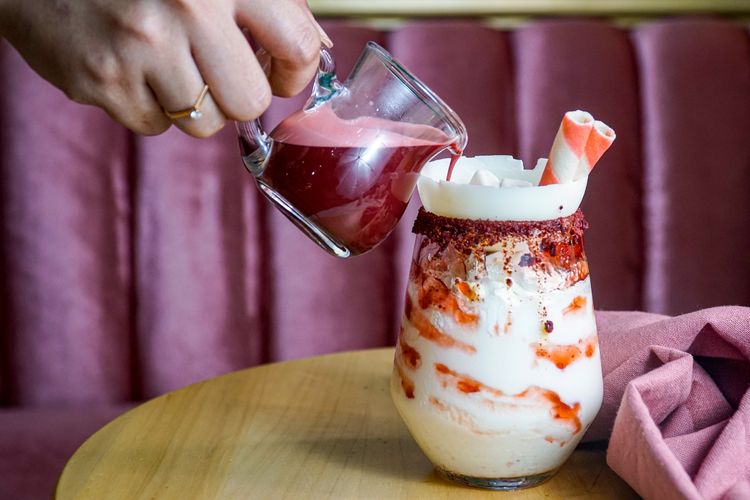 minuman manis, Lebaran, Bahaya makanan manis, Waspada Makanan dan Minuman Manis Saat Lebaran, Ini Bahayanya bagi Kesehatan, 1. Menyebabkan kenaikan berat badan, 2. Meningkatkan risiko penyakit jantung, 3. Berkontribusi pada munculnya jerawat, 4. Meningkatkan risiko diabetes tipe 2, 5. Meningkatkan risiko kanker, 6. Meningkatkan risiko depresi, 7. Mempercepat penuaan kulit, 8. Mempercepat penuaan sel, 9. Menguras energi, 10. Menyebabkan perlemakan hati, 11. Risiko kesehatan lainnya