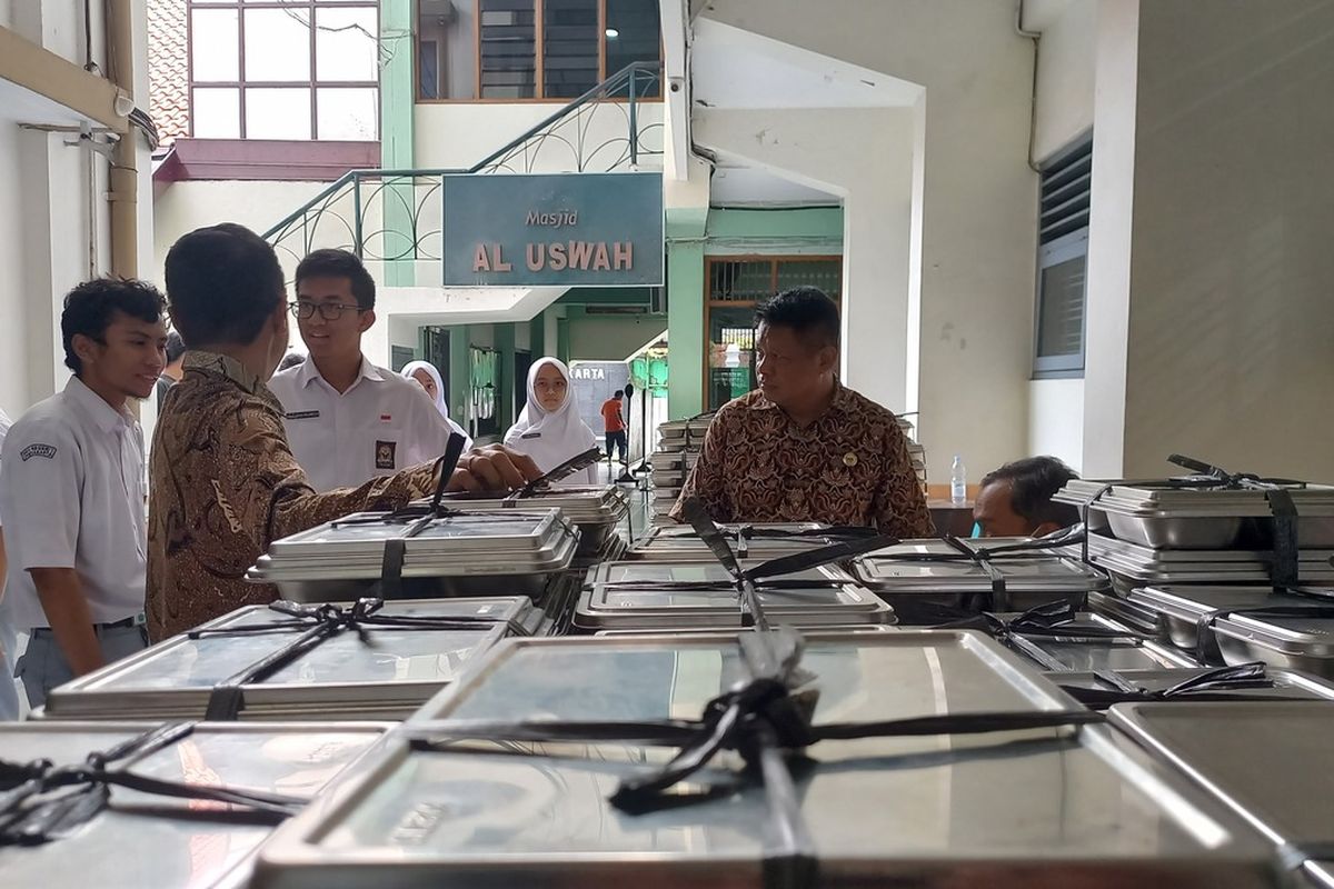 SMAN 1 Yogyakarta, keracunan MBG, keracunan MBG di Yogyakarta, sma negeri 1 yogyakarta, 426 Siswa SMAN 1 Yogyakarta Keracunan MBG, Diduga karena Ayam Dimasak Terlalu Dini, Ratusan Siswa Sakit Perut dan Diare, SPPG Akui Dugaan Keracunan Berasal dari Lauk Ayam, Siswa Alami Trauma, Enggan Konsumsi MBG, Komite Sekolah Turun Tangan dan Pantau Kondisi Siswa, PPJI: Makanan Tak Boleh Disimpan Lebih dari Empat Jam, Evaluasi Program MBG