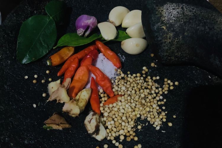 Bikin Bumbu Halus Pakai Air vs Minyak? Ini Saran Chef
