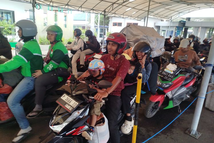 Pelabuhan Gilimanuk, Gilimanuk, Cerita Pemudik di Gilimanuk, Sewa Ojek Dadakan demi Tembus Macet Horor Menuju Ketapang