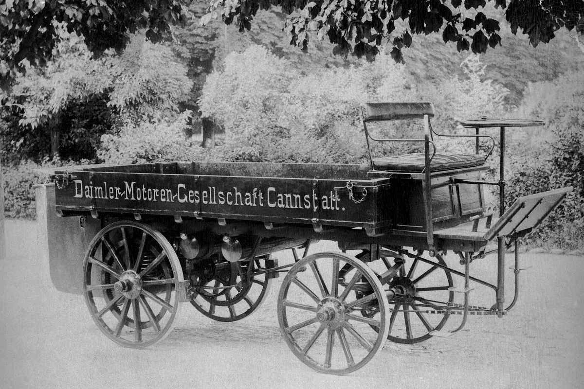 sejarah, truk, Truk, Kisah Truk Pertama di Dunia; Karya Gottlieb Daimler 1896, Mulai menyerupai truk modern, Diuji sebelum dijual, Mulai dikenal, Produksi berkembang