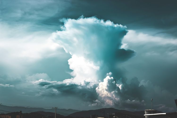 awan Cumulonimbus, BMKG Ungkap Keberadaan Awan Cumulonimbus di Maros Saat Insiden Jatuhnya Pesawat ATR 42-500, Apa Bahayanya?, Bahaya Awan Cumulonimbus Bagi Aktivitas Penerbangan, Ciri Visual Awan Cumulonimbus, Tahapan Pembentukan Awan Cumulonimbus, Informasi Cuaca sebagai Bagian Mitigasi Keselamatan Penerbangan