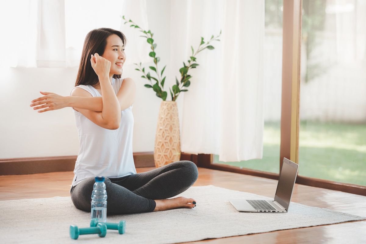 Yoga, UNIQLO in Motion 2026, Baru Mulai Berlatih Yoga? Ini 5 Hal yang Wajib Diperhatikan Pemula, 1. Mulai dengan niat yang jelas, 2. Cari guru yang cocok, 3. Gunakan matras yang aman dan berkualitas, 4. Pilih pakaian yang nyaman, 5. Gunakan bahan yang cepat kering