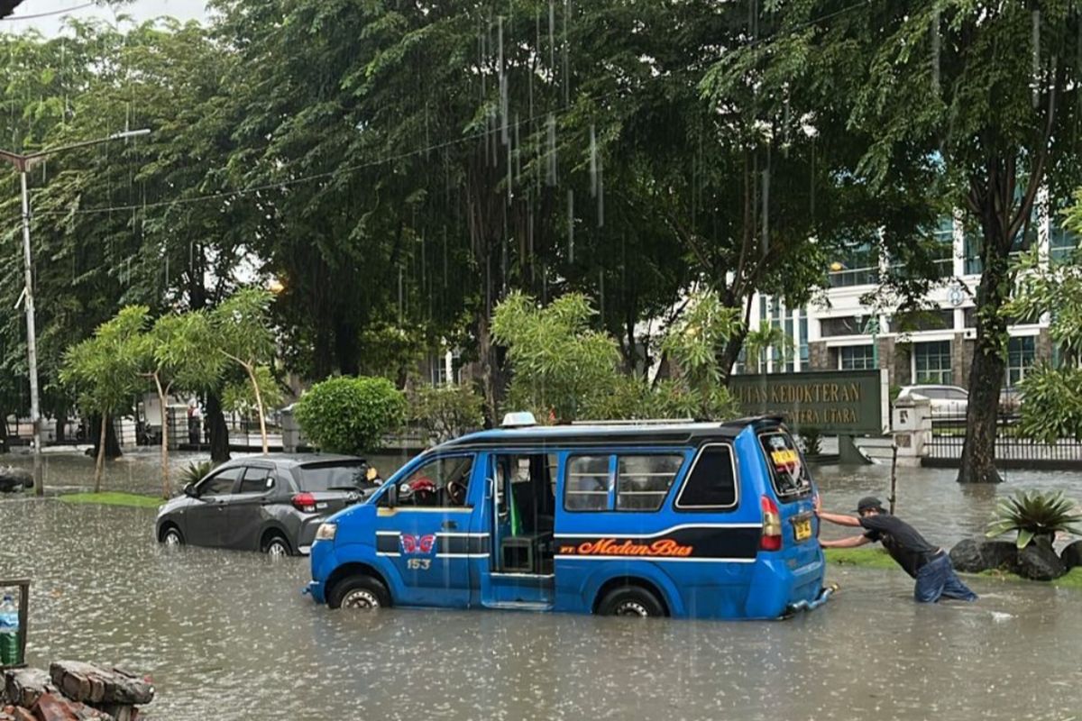 mobil suv, genangan air, Banjir Sumut, Sumatera Utara, banjir parah, Pelajaran dari Banjir Sumut, Kenali dan Pahami Cara Lewat Genangan