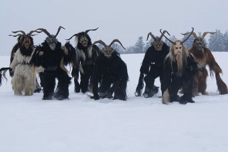Krampusnacht, Krampuslauf, perayaan Natal, Krampus, tradisi Natal, tradisi perayaan Natal, Krampus, Monster Separuh Kambing dalam Tradisi Natal Krampuslauf, Asal usul nama dan sosok Krampus, Dipercaya sebagai bagian dari ritual pagan, Kapan Krampus muncul?, Mengapa dikaitkan dengan Santo Nikolas?, Tradisi Krampuslauf