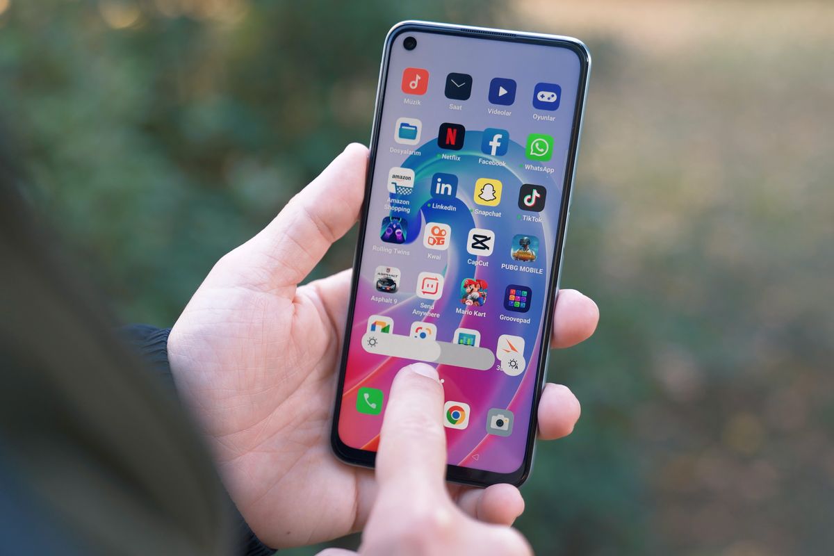 layar HP tidak bisa disentuh, layar HP macet, kenapa layar HP tidak bisa disentuh, penyebab layar HP tidak bisa disentuh, Penyebab layar HP tidak bisa disentuh, cara mengatasi layar HP tidak bisa disentuh, layar hp tidak bisa disentuh, Cara mengatasi layar HP tidak bisa disentuh, Cara memperbaiki layar HP tidak bisa disentuh, Layar HP macet, Kenapa layar HP tidak bisa disentuh, Kenapa Layar HP Tidak Bisa Disentuh? Ini 7 Penyebabnya, 1. Layar HP kotor, 2. Penggunaan screen guard, 3. Cas KW, 4. HP terlalu panas, 5. Baterai hampir habis, 6. Bug pada aplikasi dan sistem operasi, 7. Kerusakan komponen, 1. Bersihkan permukaan layar HP, 2. Lepas screen guard pada layar HP, 3. Pastikan menggunakan charger asli, 4. Hubungkan HP ke charger jika daya rendah, 5. Jangan biarkan HP kepanasan, 6. Restart HP, 7. Masuk ke Safe Mode, 8. Lakukan factory reset HP, 9. Update sistem operasi, 10. Bawa ke tempat servis terpercaya