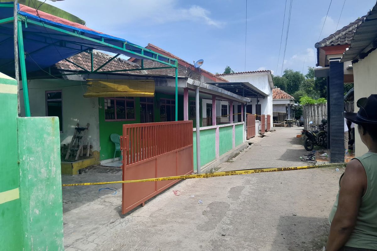 pembunuhan satu keluarga, Situbondo, 5 Fakta Pembunuhan Satu Keluarga di Situbondo, CCTV Dimatikan dan Luka Sayat di Leher, 1. Tiga Korban Tewas di Lokasi Berbeda dalam Rumah, 2. Luka Sayatan di Leher dan Temuan Pisau Berdarah, 3. Dugaan Pembunuhan Terencana: CCTV Sengaja Dimatikan, 4. Bukan Motif Perampokan atau Pencurian, 5. Polda Jatim Turun Tangan dan Periksa 4 Saksi