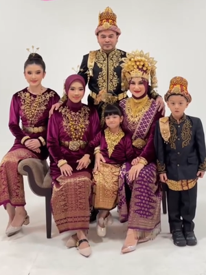 Irish Bella, baju adat Aceh, Haldy Sabri, Baju adat Aceh, baju adat aceh, haldy sabri, foto keluarga Irish Bella, Keluarga Irish Bella - Haldy Sabri Tampil Serasi Pakai Baju Adat Aceh Saat Foto Keluarga