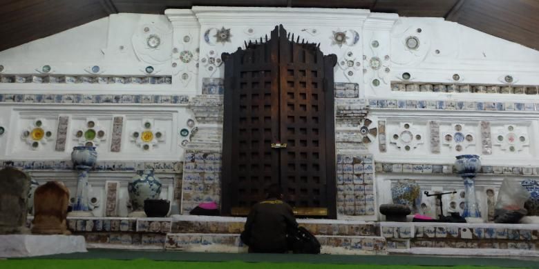 wisata religi, libur Lebaran, 5 Desa Wisata Religi dengan Tradisi Ziarah Syawal untuk Libur Lebaran, 1. Desa Wisata Religi Astana, Kabupaten Cirebon, 2. Desa Wisata Alamendah, Kabupaten Bandung, 3. Desa Wisata Nyatnyono, Kabupaten Semarang, 4. Desa Wisata Kuin Utara, Banjarmasin, Kalimantan Selatan  , 5. Desa Kadilangu, Kabupaten Demak