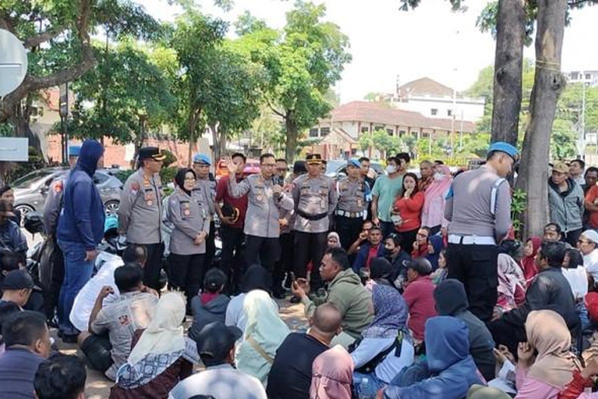 demo, Semarang, Polda Jateng, aksi massa, aksi massa anarkis, mapolda jateng, Kombes Pol Artanto, Polda Jateng Fasilitasi Pertemuan Orang Tua dan Anak yang Ditahan, Sebut Akan Ada Arahan, Anak Ira Disebut Jadi Korban Salah Tangkap, Arifan Masih Menunggu Kabar Putranya, Budiarto Khawatirkan Nasib Sang Cucu, Sodikin Tak Bisa Tidur Tunggu Kabar Sang Keponakan