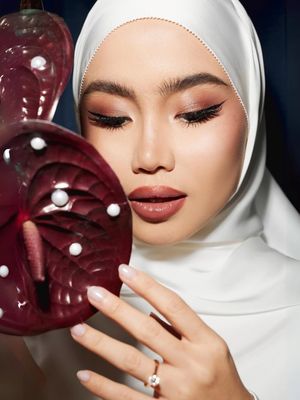 Wardah, hourglass, sashfir, fira assegaf, makeup sendiri saat menikah, menikah makeup sendiri, makeup wedding ala sashfir, makeup ala sashfir, lafiye, westman atelier, Makeup Sendiri Saat Menikah, Intip Step by Step Look Natural ala Sashfir, 1. Skin prep jadi kunci, 2. Latihan sebelum hari H wedding, 3. Cushion untuk hasil flawless, 4. Eye makeup dengan sentuhan glitter, 5. Kontur dan highlighter secukupnya, 6. Ombre lips ala pengantin muda