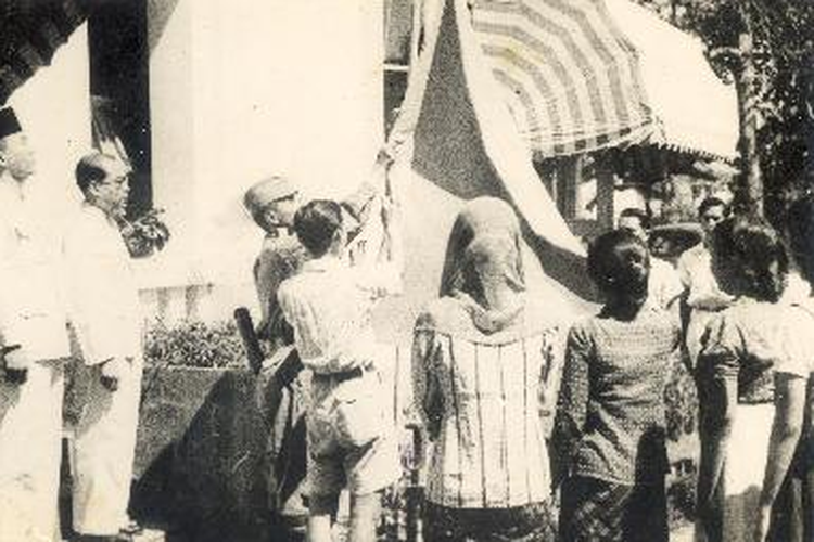 proklamasi, Detik-detik proklamasi, Proklamasi 17 Agustus 1945, Detik-detik Proklamasi Kemerdekaan Indonesia, fakta detik detik proklamasi, fakta detik detik proklamasi kemerdekaan indonesia, 9 Fakta Detik-Detik Proklamasi 17 Agustus 1945, Sukarno Malaria, Hatta Hampir Tak Tampil, 1. Naskah Proklamasi Ditulis di Sobekan Buku Bergaris, 2. Pena yang Dipakai Tidak Pernah Diingat Asalnya, 3. Upacara Proklamasi Sangat Sederhana, 4. Fatmawati Menjahit Bendera Merah Putih dari Dua Kain Polos, 5. Sukarno Membacakan Proklamasi dalam Kondisi Sakit Malaria, 6. Rakyat Mendesak dan Hatta Hampir Tak Hadir, 7. Pengeras Suara Hasil Curian dari Jepang, 8. Segelas Soda Hangat , 9. Menu Sahur di Hari Proklamasi