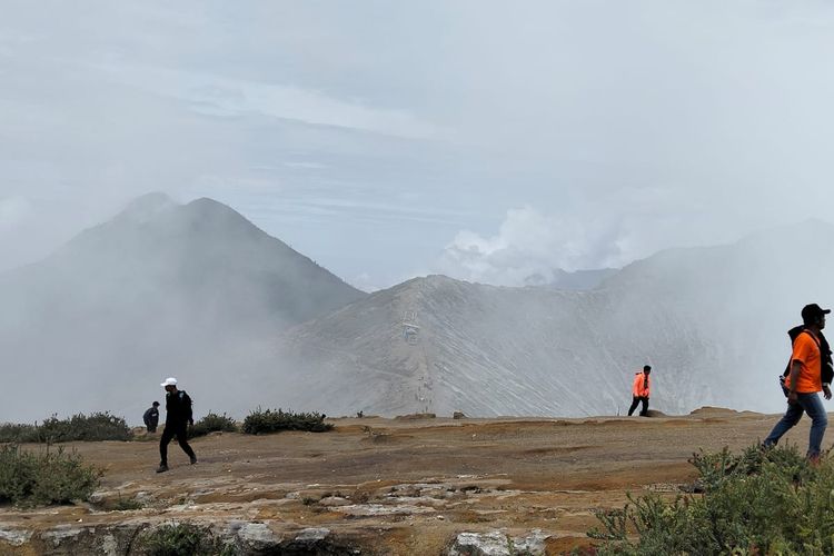 Gunung Ijen, blue fire, Belajar dari Kasus Pendaki Hilang, Guide Profesional Ungkap Titik Rawan Disorientasi di Gunung Ijen, Kronologi Hilangnya Korban, Proses Evakuasi di Medan Berat, Ramah Pemula, tapi Menjebak di Titik "Sunrise", Aturan Ketat: Jangan Sendirian, Termasuk Saat Buang Hajat