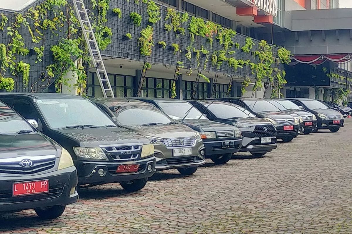 Pajak Kendaraan Bermotor, kendaraan pribadi, kendaraan dinas, tarif pajak kendaraan, Tarif Pajak Kendaraan Dinas vs. Pribadi: Apa Bedanya?, Tarif Pajak Kendaraan Dinas Berbeda dengan Kendaraan Pribadi, Besaran Tarif PKB Tergantung Beberapa Faktor, Tarif Kendaraan Dinas dan Kendaraan Umum, Kesimpulan: Perbedaan Jelas antara Kedua Jenis Kendaraan