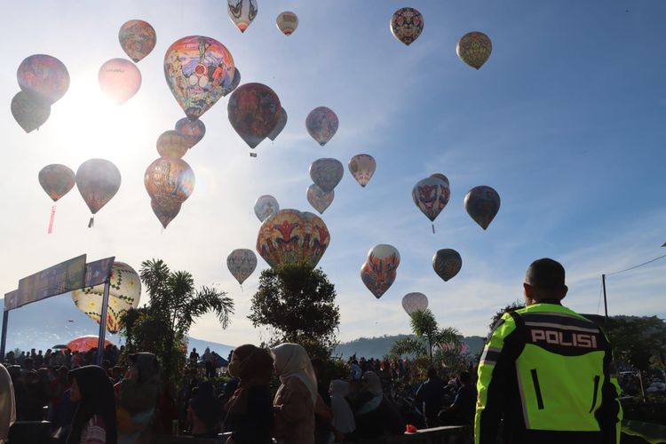 Festival Balon Wonosobo, festival balon wonosobo, Festival Mudik Wonosobo, festival mudik wonosobo 2025, Tips Nonton Acara Puncak Festival Mudik Balon Wonosobo, Awas Macet, 1. Menginap dulu di Wonosobo, 2. Cari penginapan jauh hari, 3. Menginap di Masjid Agung Wonosobo, 4. Lebih baik naik sepeda motor, 5. Cari pintu masuk-keluar yang longgar, 6. Jangan terbang di antara balon jika menggunakan drone