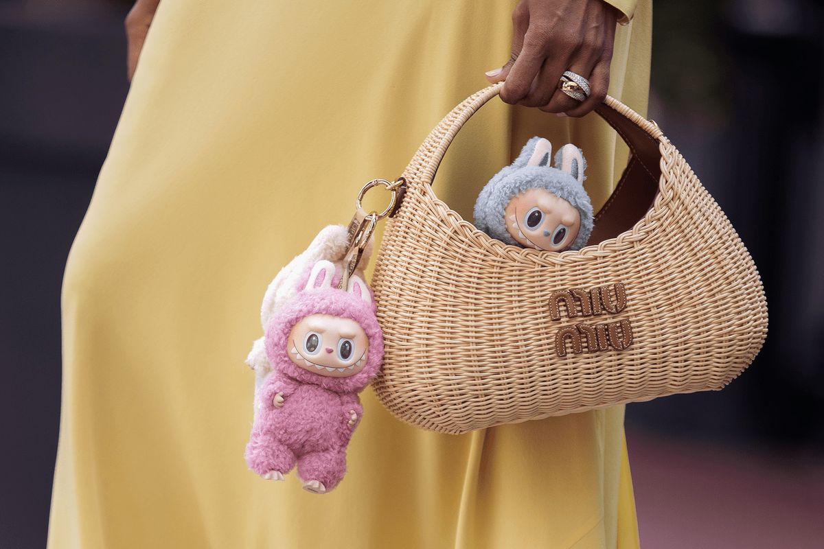 boneka Labubu, Labubu, Kabul, boneka labubu, boneka labubu adalah, Afganisme, fenomena boneka, labubu afghanistan, fenomena boneka Labubu di afghanistan, fenomena labubu di afghanistan, Boneka Labubu Jadi Tren Baru di Kabul, Gairahkan Budaya Pop di Afghanistan, Fenomena Baru, Labubu Jadi Incaran Pembeli di Kabul, Pengusaha Afghanistan Membaca Peluang dari China, Labubu dan Transformasi Budaya Konsumen di Afghanistan, Peluang Ekonomi Kecil: Modal Kecil, Omzet Tinggi, Labubu Buka Peluang Baru bagi Perempuan Afghanistan