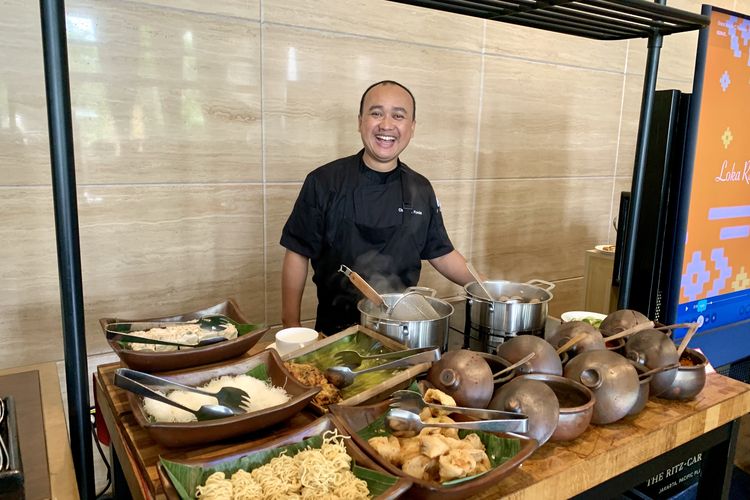 cara membuat bakso, es batu, tepung tapioka, 5 Rahasia Bakso Kenyal ala Chef Hotel, Wajib Pakai Es Batu, 1. Tambahkan es batu saat menggiling daging, 2. Tambahkan tepung tapioka, 3. Tambahkan penyedap, 4. Bentuk bulat adonan bakso dan rebus , 5. Simpan bakso di freezer