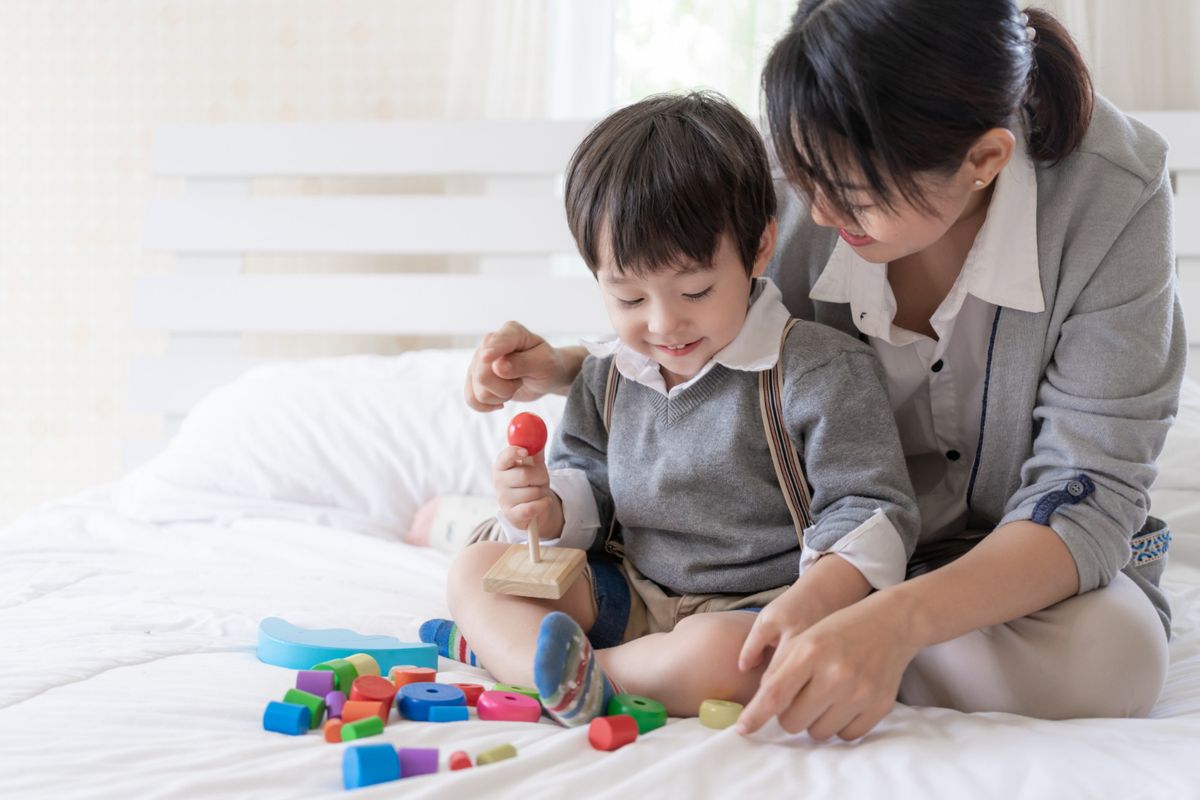 anak lebih dekat dengan pengasuh, cara mengatasi anak yang lebih dekat dengan pengasuh, anak lebih dekat pengasuh, anak dekat dengan pengasuh, anak terlalu dekat dengan pengasuh, kenapa anak lebih dekat dengan pengasuh, anak lebih sayang pengasuh, anak lebih dekat dengan nanny, Anak Lebih Dekat dengan Pengasuh Dibanding Orangtua? Ini Kata Psikolog