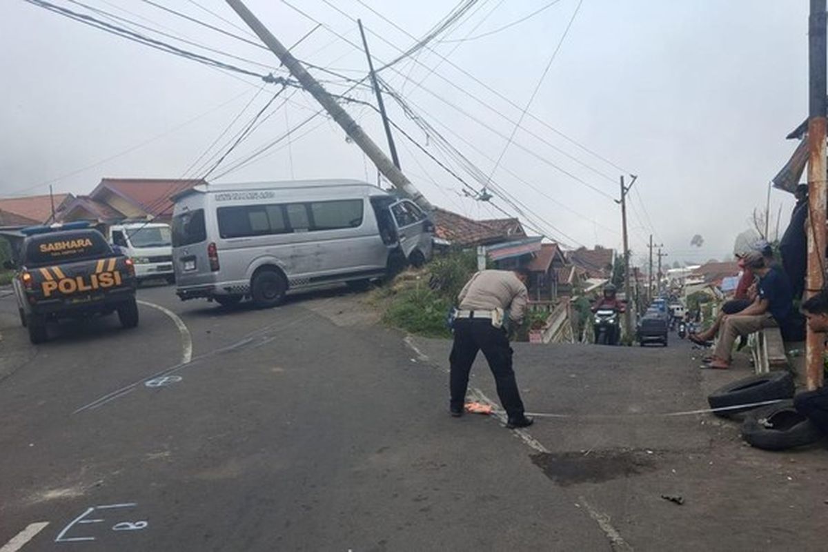 rem blong, Rem Blong saat Turunan, Toyota Hiace Tabrak 4 Mobil di Jalur Bromo