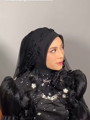 Feby Putri, resepsi feby putri, feby putri menikah di tangerang, feby putri dan adam febrian, resepsi feby putri dan adam febrian, calathea wedding venue, wedding nuansa monokrom, 9 Style Resepsi Feby Putri dan Adam Febrian di Tangerang, Nuansa Monokrom, 1. Makeup fresh look oleh Ikawati Fitria, 2. Hijab hitam simpel dan anggun, 3. Gaun hitam rancangan Anarav Label, 4. Detail floral 3D dan kristal berkilau, 5. Veil tipis berhias detail daun, 6. Alas kaki boots, 7. Tuxedo klasik Adam Febrian, 8. Detail boutonniere putih, 9. Kontras dengan dress code tamu