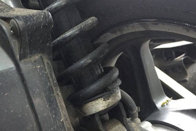 rembes, bocor, sokbreker motor, bengkel spesialis sokbreker, oli sokbreker, Waspada, Ternyata Ini Penyebab Sokbreker Motor Bocor