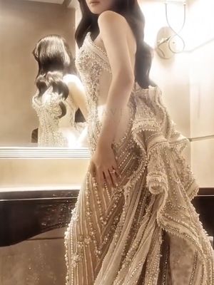 Syifa Hadju, Tex Saverio, 7 Gaya Syifa Hadju-El Rumi saat Resepsi, Glamor dan Penuh Statement, 1. Gaun couture penuh detail dari Tex Saverio, 2. Aksen train dramatis yang mencuri perhatian, 3. Nuansa warna champagne yang elegan, 4. Detail embellishment yang “extravaganza”, 5. Makeup glamor dengan sentuhan flawless, 6. Hairdo sleek yang mempertegas siluet, 7. Gaya klasik El Rumi yang melengkapi